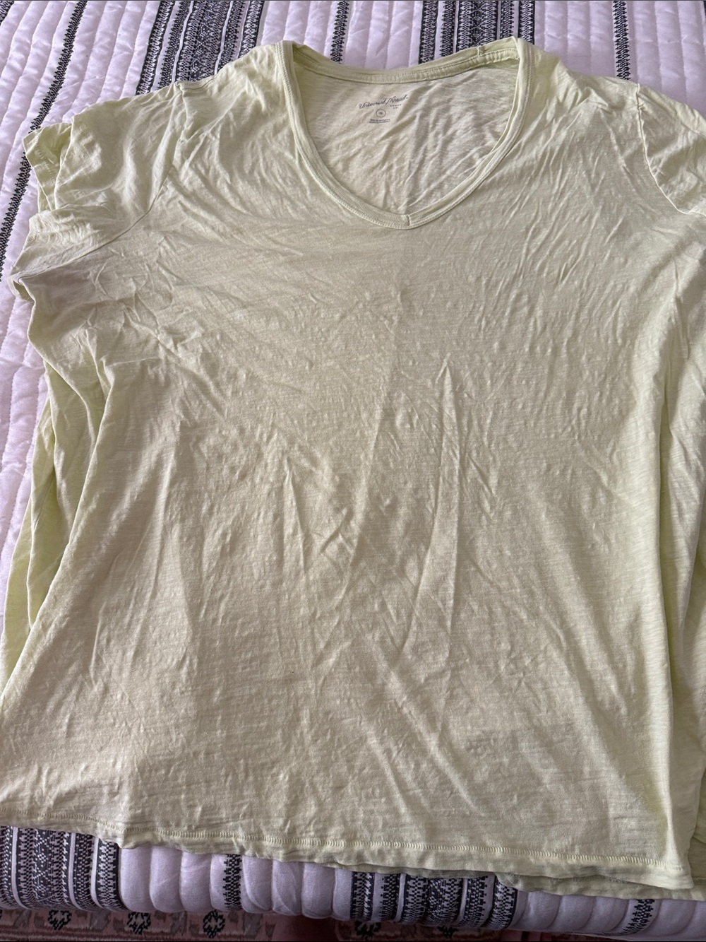 Universal Thread Pale Yellow V-Neck Short Sleeve Tee